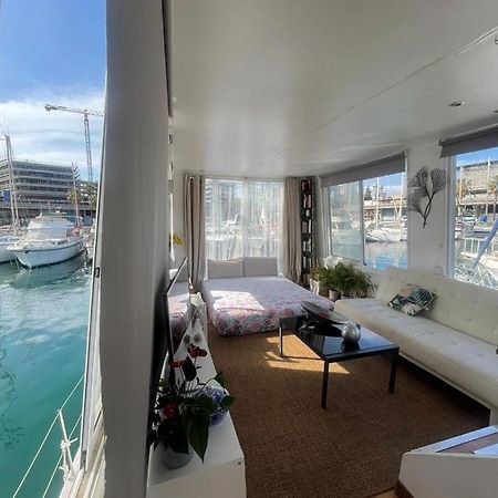 Light Bedroom In A Home Boat Барселона Экстерьер фото