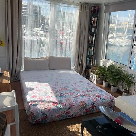 Light Bedroom In A Home Boat Барселона Экстерьер фото