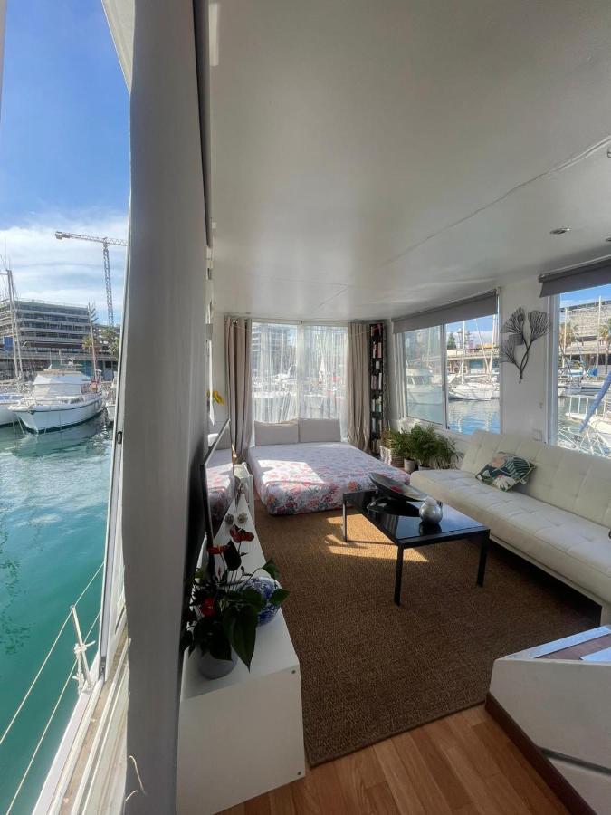 Light Bedroom In A Home Boat Барселона Экстерьер фото
