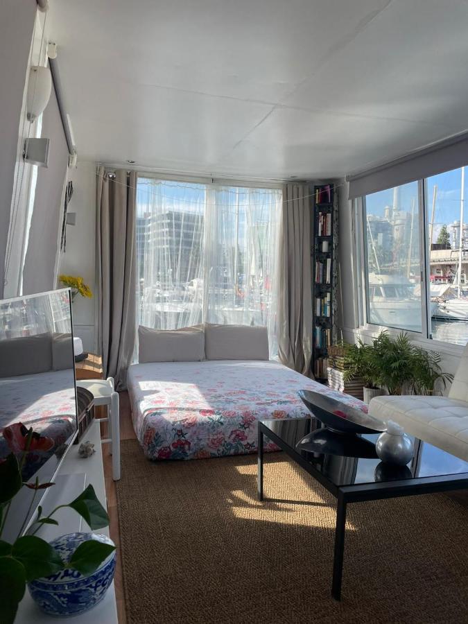 Light Bedroom In A Home Boat Барселона Экстерьер фото