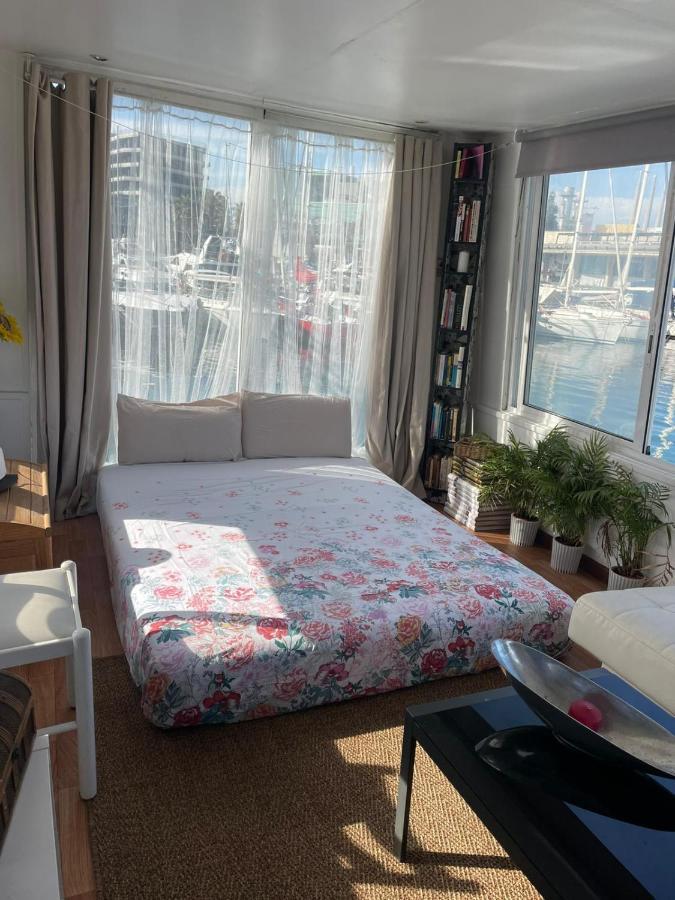 Light Bedroom In A Home Boat Барселона Экстерьер фото