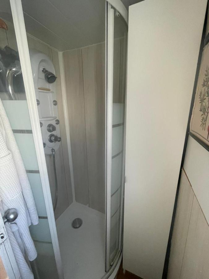 Light Bedroom In A Home Boat Барселона Экстерьер фото