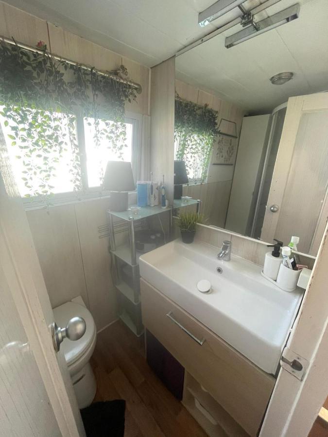Light Bedroom In A Home Boat Барселона Экстерьер фото